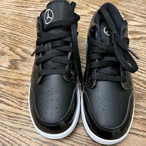 Kid’s Air Jordan 1 low black patent leather size 5 basketball shoes